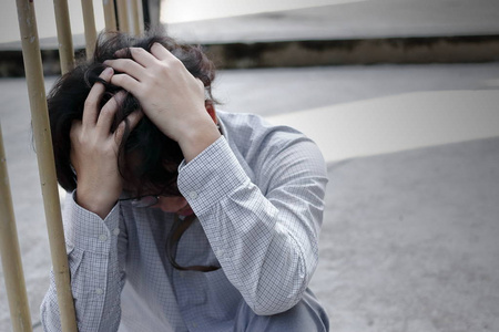 工作失望沮丧的强调年轻的亚洲商人手摸头, 感到失望或疲惫的工作照片