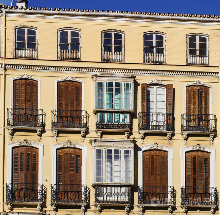 西班牙城市中心传统平开百叶窗