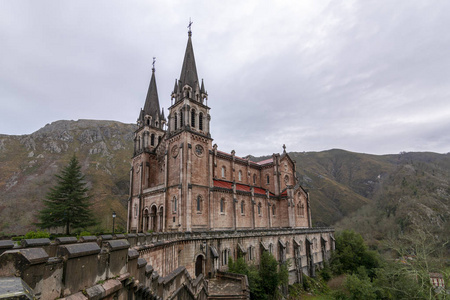 圣玛丽亚 la 真正 de Covadonga 大教堂, 阿斯图里亚斯, 西班牙, 欧洲。美丽的旅游目的地教堂冬季