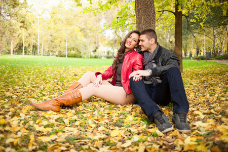 年轻爱秋天的公园里的情侣