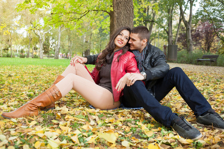 年轻爱秋天的公园里的情侣