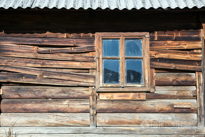 粗糙的木墙，夏天的牧人小屋与窗口