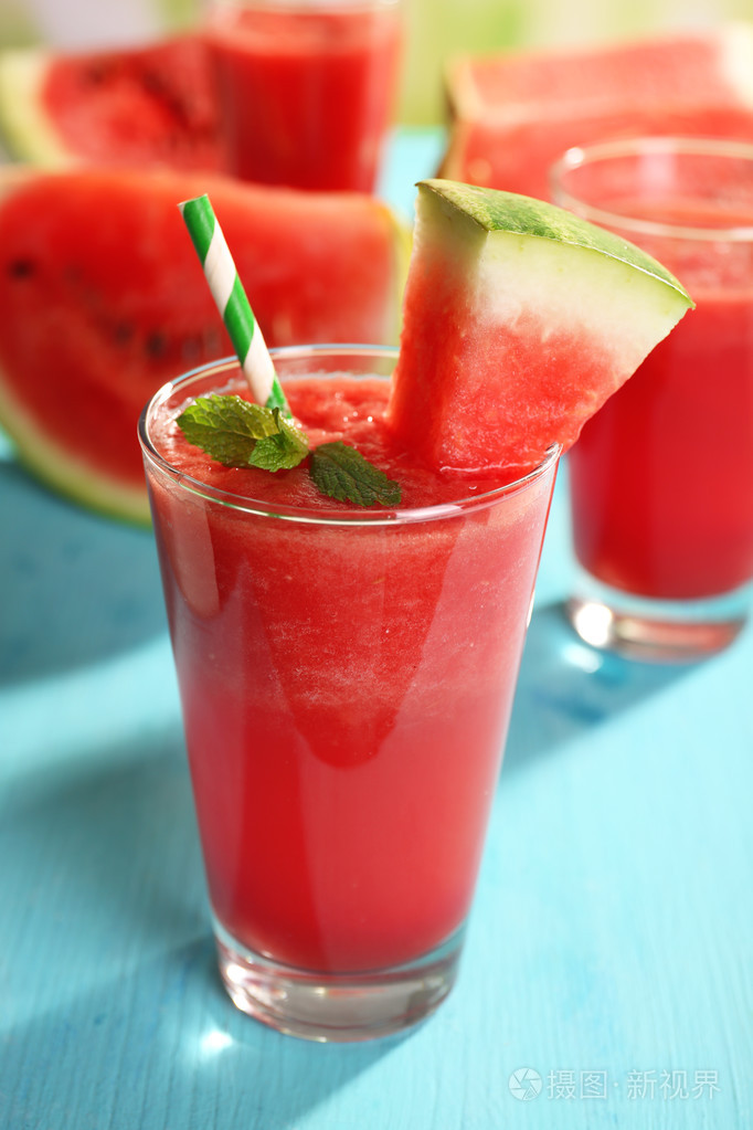 杯西瓜汁在木桌子上特写