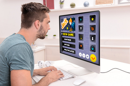 玩电脑游戏的人图片