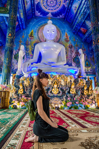 美丽的年轻白种女人在佛教蓝色寺庙 笏 Suea 十 在清迈, 泰国