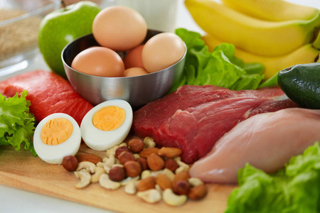 桌上的食物健康的食品.桌上的食物产品的分类照片