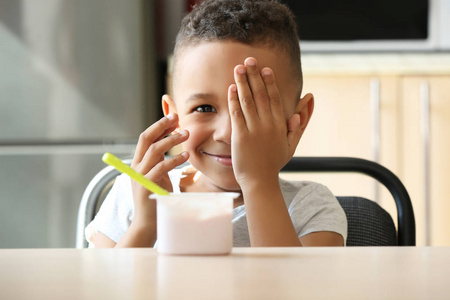 非洲男孩喝酸奶