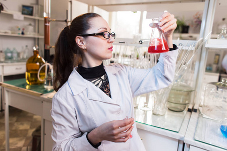 一位科学家在实验室研究的烧杯里的液体