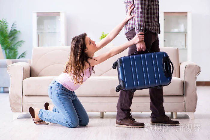 年轻的家庭在破碎的关系概念