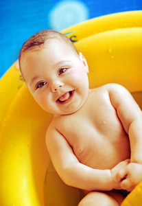 一个可爱的宝宝，在游泳池里的肖像
