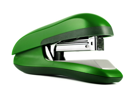 白色与剪切路径上孤立的绿色订书机