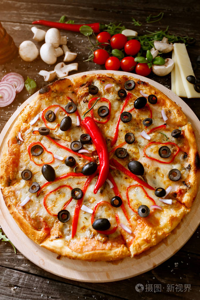 新鲜红辣椒和成分表上的芝士披萨