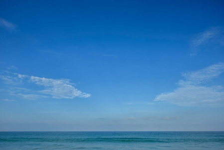 蓝色的大海和完美的天空