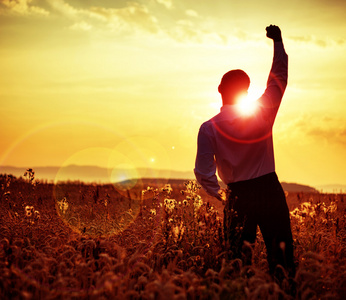 性格开朗的商人看日出照片