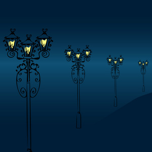 夜间的街道与老式灯笼