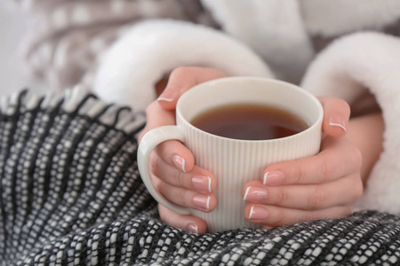 年轻妇女与杯子热的茶, 特写