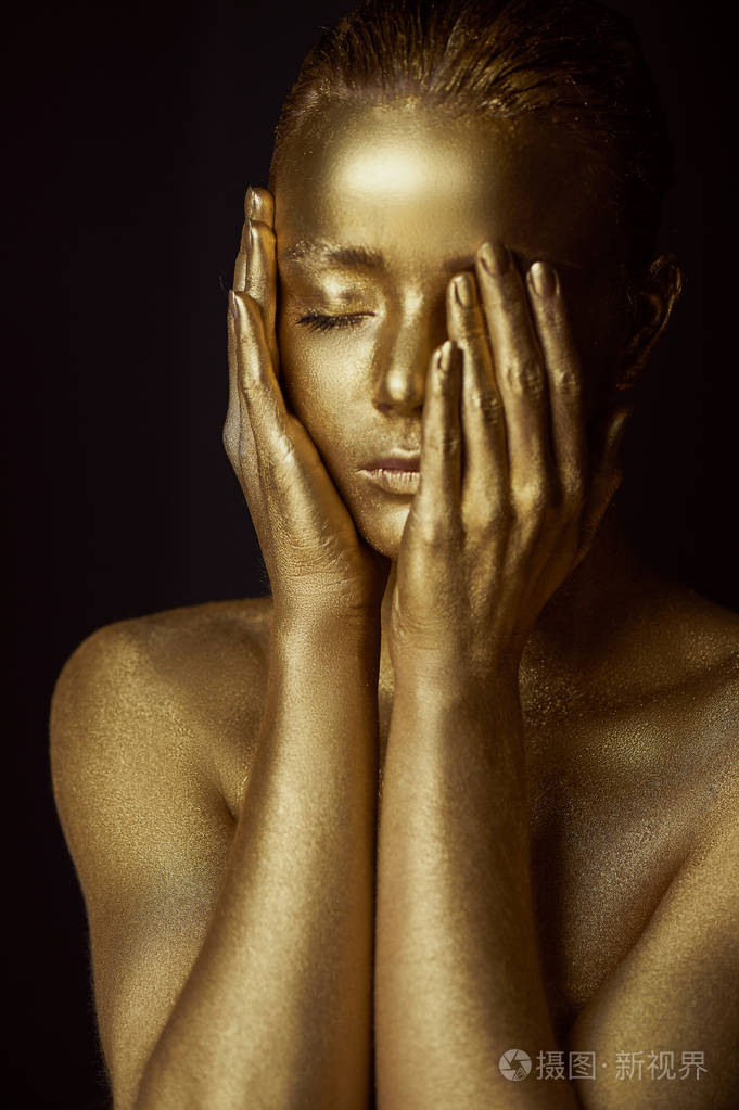 肖像超自然的黄金女孩手附近的脸非常微妙和女性闭上了双眼