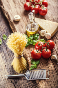 Spaghetti.Spaghetti 番茄罗勒橄榄油巴马干酪和蘑菇很老的橡木板上。Mediterrannean 菜和成分