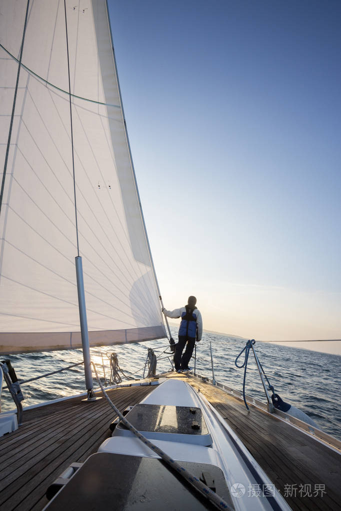 男人从船头的游艇看美丽的大海
