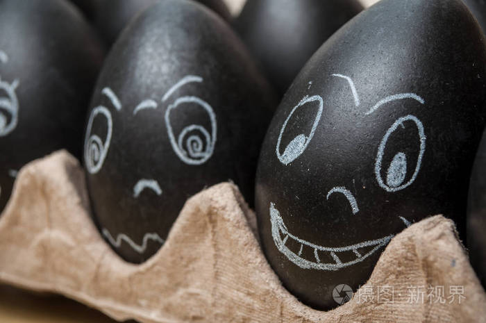 黑色滑稽复活节彩蛋用粉笔画的表情面