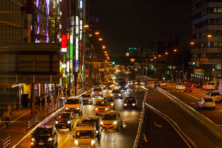 夜间繁忙城市道路上的交通灯