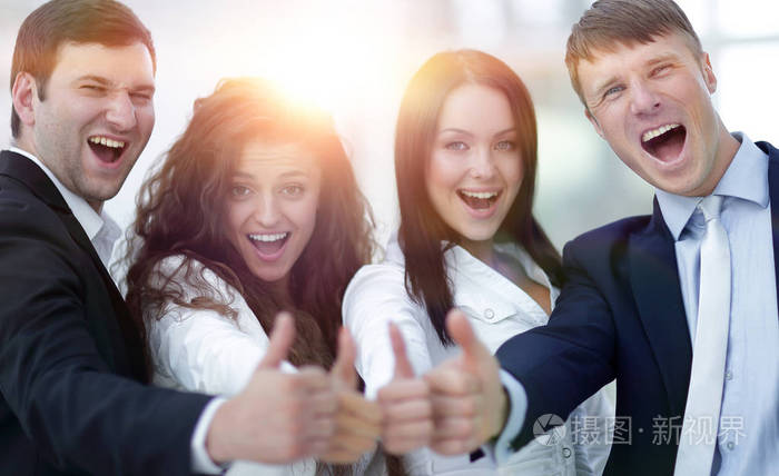 胜利的业务团队举起大拇指
