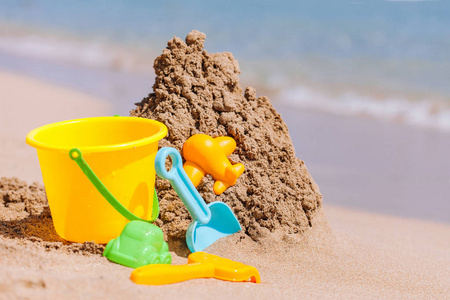 在热带沙滩上的儿童玩具照片