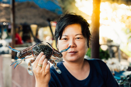 泰国海鲜市场亚洲妇女与花蟹图片