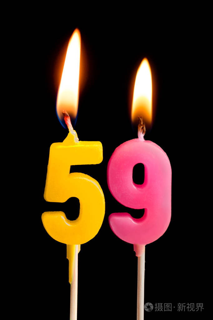 燃烧蜡烛的形式为459五十九 (数字, 日期) 的蛋糕孤立的黑色背景.