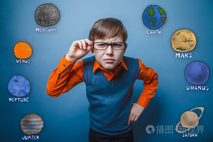 十几岁男孩的经营作风眯着眼睛透过他的眼镜,看起来的 f