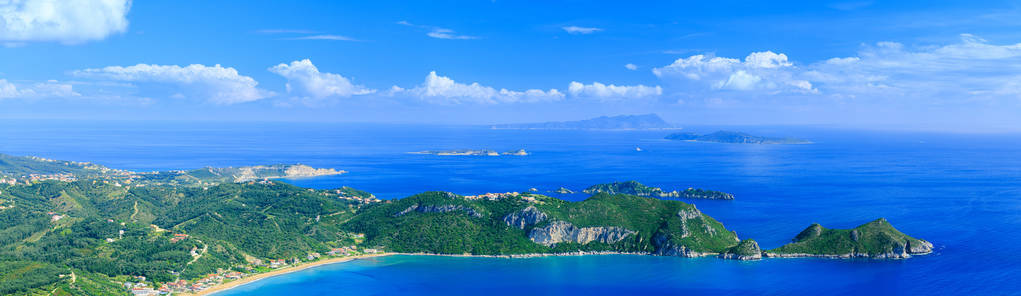 美丽的夏日全景海景。峭壁的看法入