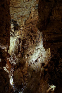 梦幻般的钟乳石洞穴和浮雕墙