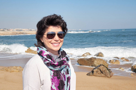 50岁女人50岁快乐成熟女人在海滩上照片