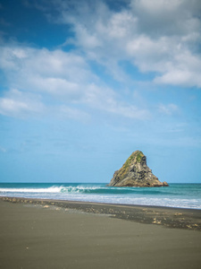 从新西兰奥克兰 Karekare 海滩看 Panatahi 岛