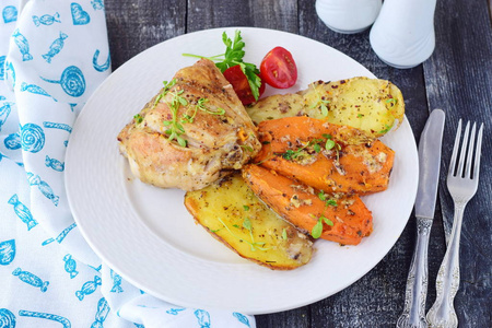 煮熟的鸡与马铃薯和甘薯 香料 香草橄榄油中的烤箱。家常菜，健康食品的概念