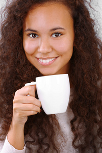年轻漂亮的女人喝咖啡