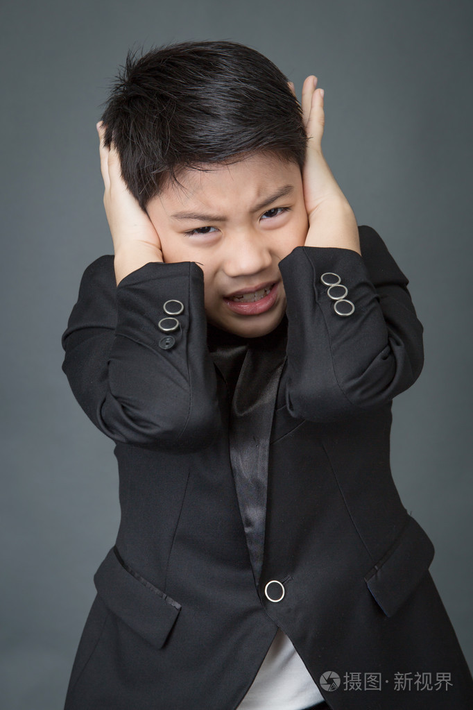 黑色西装心烦,抑郁症脸小亚洲男孩
