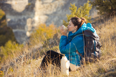 美丽的女人在深山秋色旅行