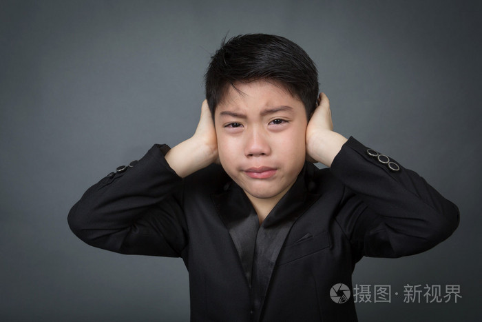 黑色西装心烦抑郁症脸小亚洲男孩