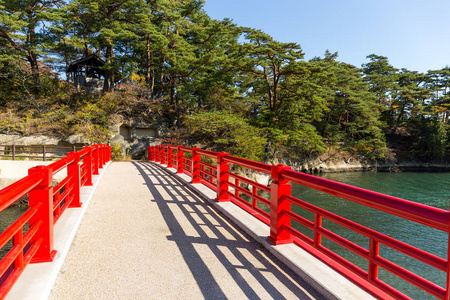 红色的桥跨到 Fukuurajima 岛