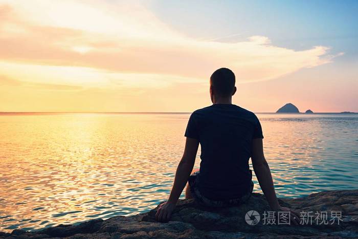 在海滩上的沉思