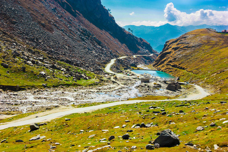 山谷中的湖沿丘陵公路与绿色牧场和蓝天在途中从路喜马拉雅山, 马来马山旅游, 印度