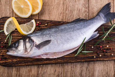 原料鲈鱼鱼图片