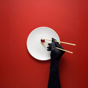 创意概念照片的厨房用手, 彩绘盘子上有食物的红色背景