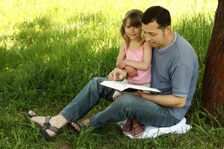 父亲与女儿读圣经 
