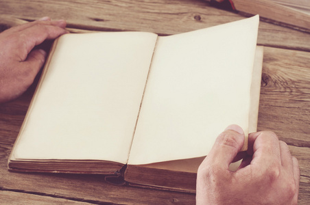 翻得人把书页翻得很近照片