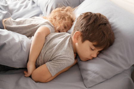 孩子室内睡觉爪印图片