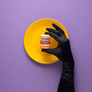 创意概念照片的厨具与手, 漆板上的食物在紫色的背景下