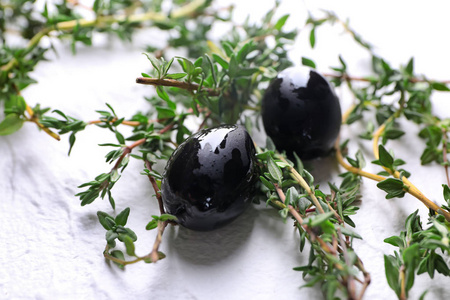 桌上沾满油和百里香的黑橄榄