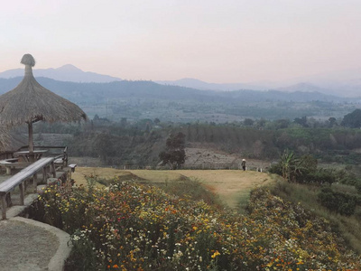 风景如画的农村乡村风光环绕着群山。在泰国北部的自然日落壮观的图片。在旱季的山谷农场。胶片效果